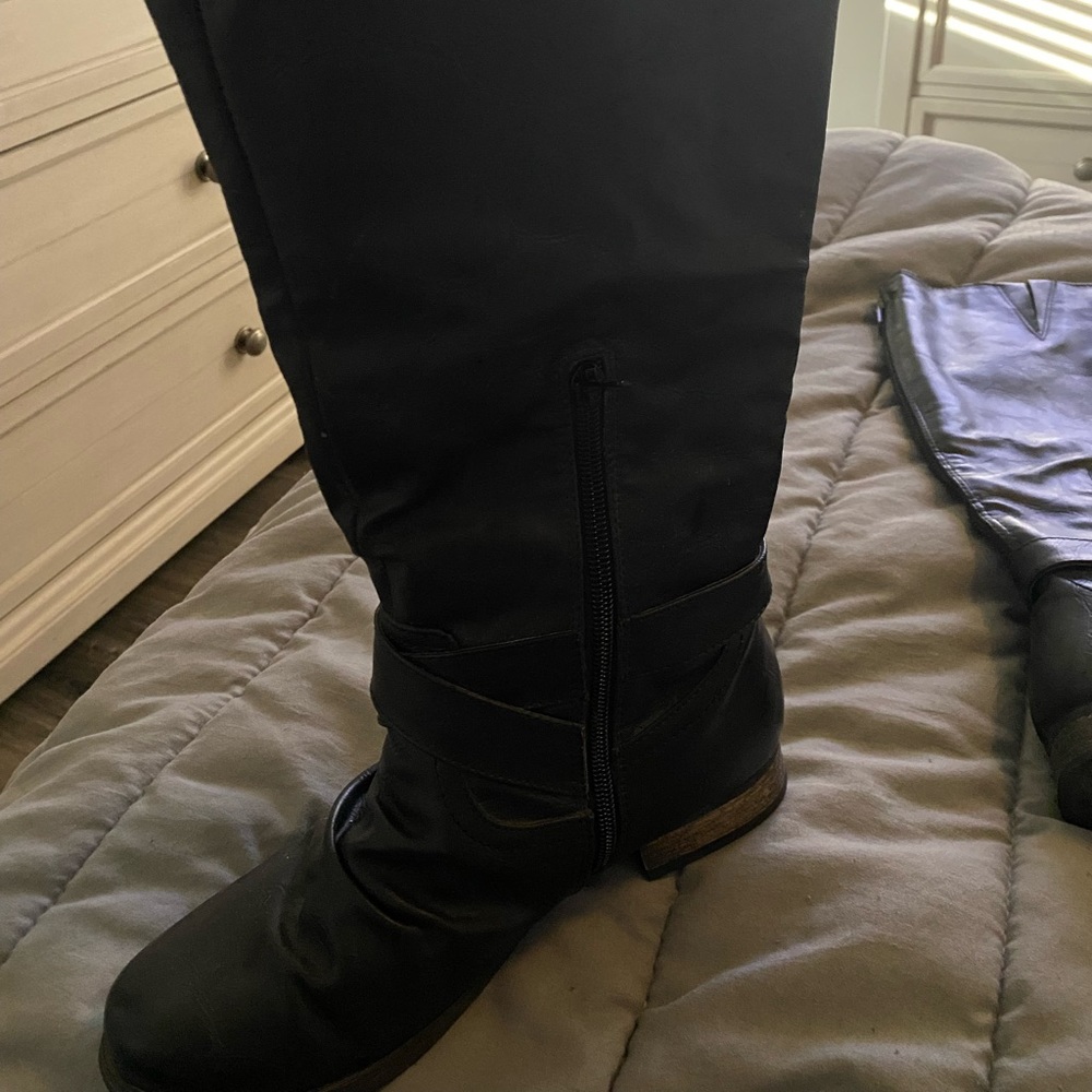 Carlos Santana boots size 8 black falls just below the knee